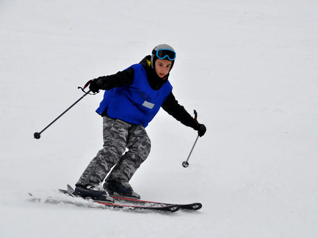 Skifahrer legt sich in einen Schwung.